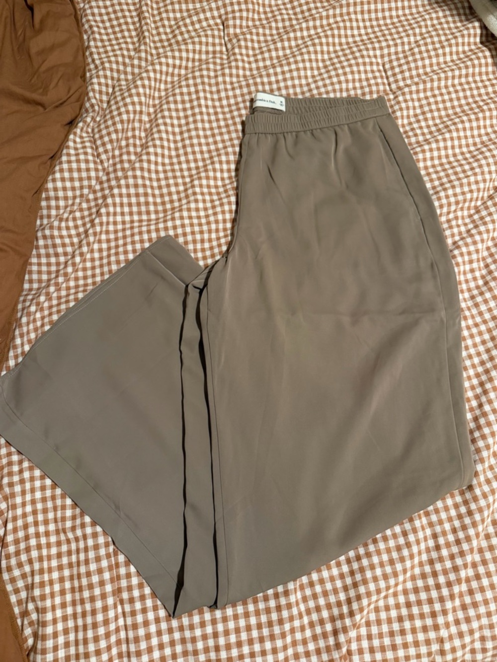 Abercrombie & Fitch Men's Relaxed Pants in Taupe-Grey